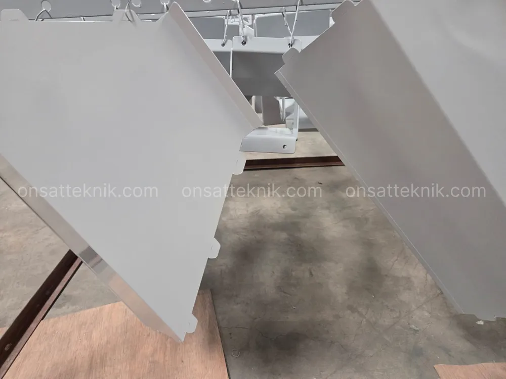 Panel logam hasil powder coating dengan finishing abu-abu halus dan merata