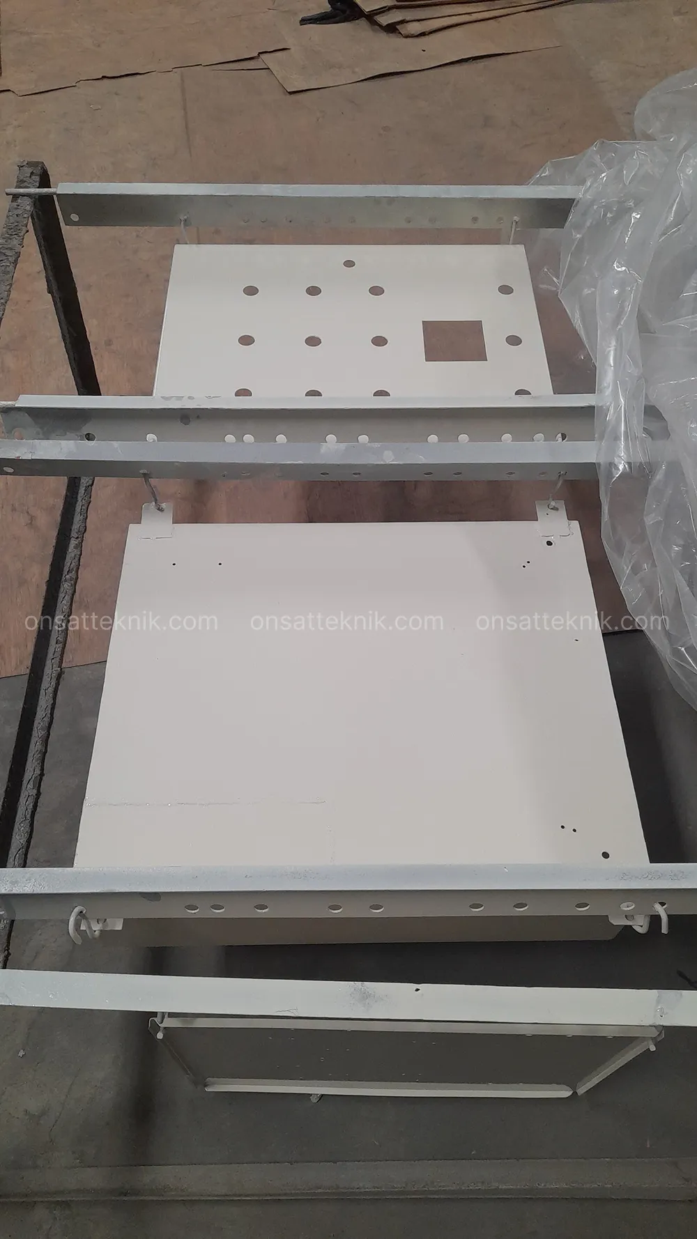Panel box listrik hasil powder coating warna putih digantung di rak oven Onsat Teknik Gresik