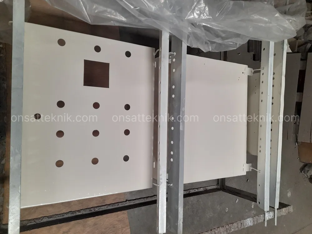 Panel box listrik berlubang hasil powder coating warna putih