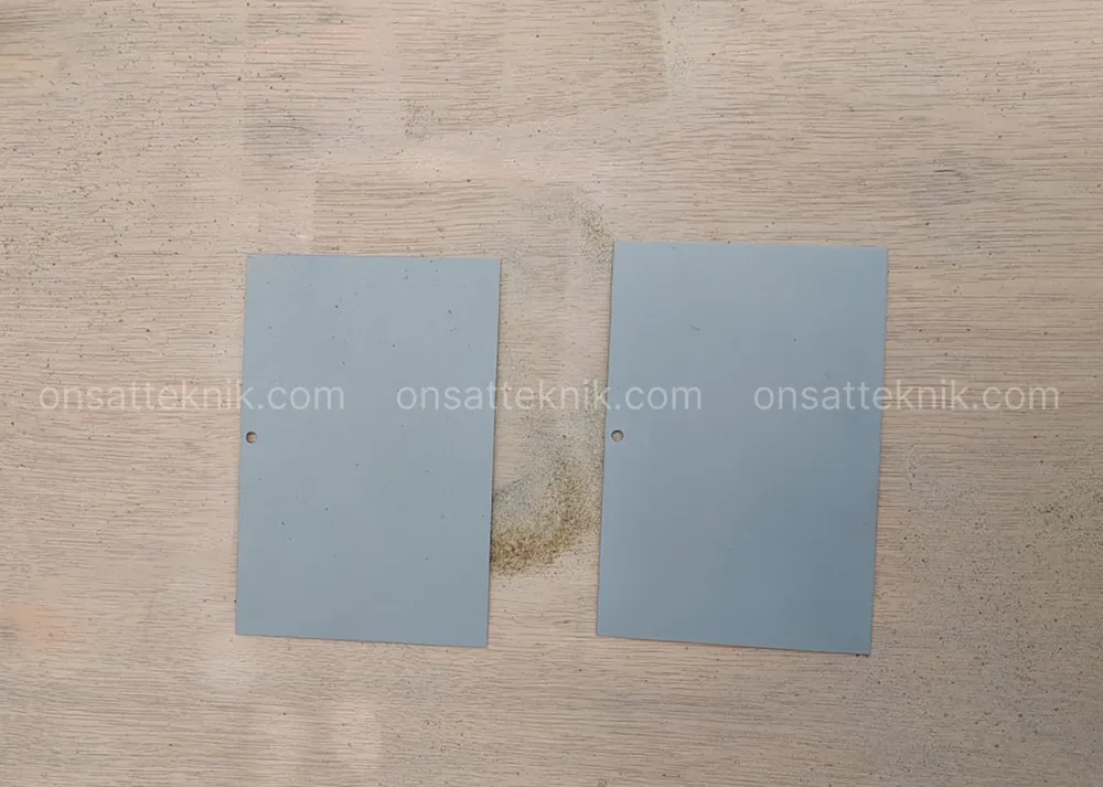 Sample plat hasil powder coating finishing abu-abu muda di Onsat Teknik Gresik